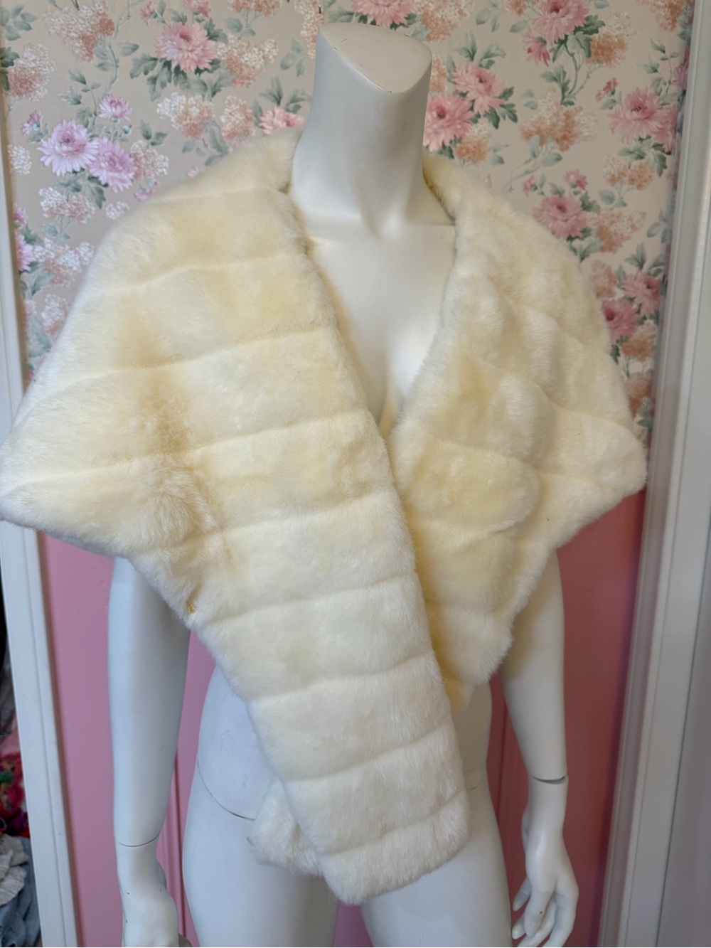 American Vintage Ivory Faux Fur Shawl Wrap